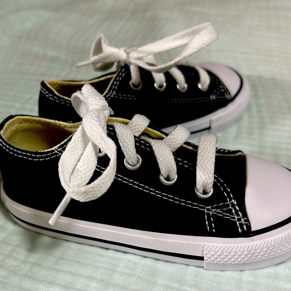 Brand new NEVER WORN Toddlers Converse Size 7